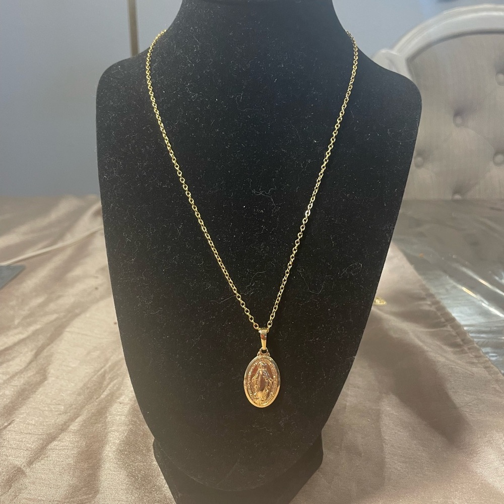 Elegant Gold Tone Pendant Necklace